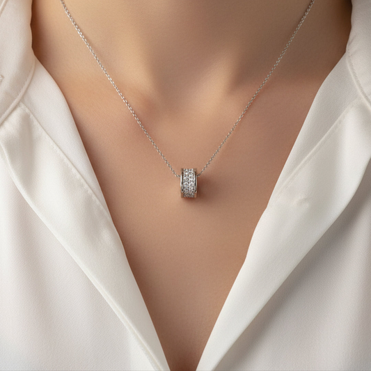 A Guide to Finding the Right Silver Pendant Necklace for Any Outfit